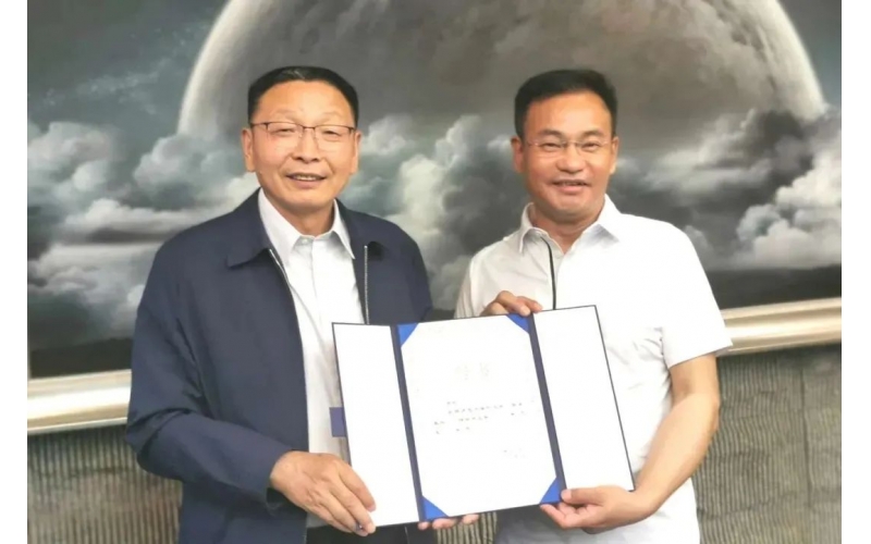喀什大学讲授实际基地在ABG集团集团挂牌 陈刚受聘客座教授