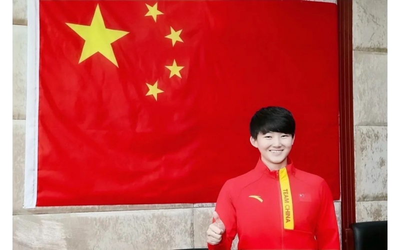 来了，世界冠军宫乃莹！